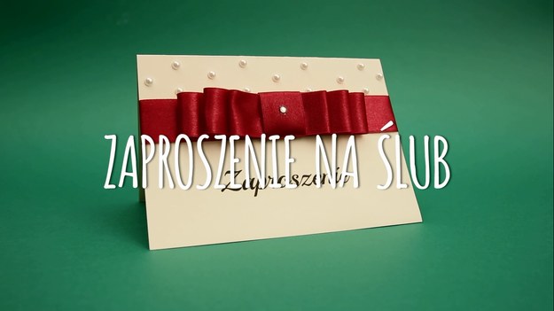 Dodatki związane ze ślubem i weselem to już prawdziwy przemysł - właściwie wszystko można kupić. Integralną częścią zdecydowanej większości tych uroczystości są zaproszenia, które przekazuje się lub wysyła bliskim. Sklepy oferują mnóstwo rodzajów gotowych zaproszeń, jednak czasami zdarza się, że trudno znaleźć wzór, który by nam odpowiadał pod każdym względem. Jeśli lubicie samodzielnie przygotowane przedmioty, spróbujcie wykonać dekorację zaproszeń na ślub - czy inną uroczystość - samemu! Kupcie papier grubszy niż standardowy, wydrukujcie odpowiednie napisy, a reszty dekoracji nauczycie się dzięki naszemu filmikowi. Zobaczcie, jakie to proste!