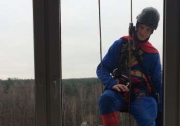 Superbohaterowie myją okna w Górnośląskim Centrum Zdrowia Dziecka 