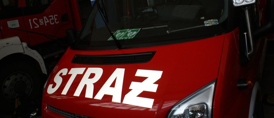 9 osób trafiło do szpitali po tym, jak w magazynie przy zakładach stolarskich w Laskowicach Pomorskich koło Świecia wybuchł pożar. W gaszenia uczestniczyło 17 zastępów straży pożarnej.