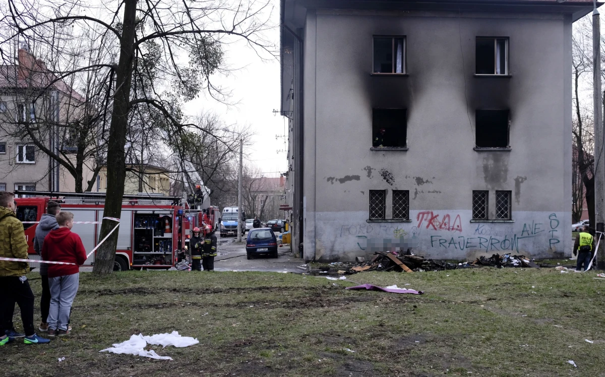 ​Obie ofiary wtorkowego wybuchu w bloku w Bytomiu żyły, kiedy doszło do eksplozji - takie są wstępne wyniki przeprowadzonej dziś sekcji zwłok. Nie pozwoliła ona jednak na potwierdzenie tożsamości ofiar, prawdopodobnie konieczne będą badania DNA. Śledczy w dalszym ciągu biorą pod uwagę zarówno wypadek, jak i celowe doprowadzenie do eksplozji.