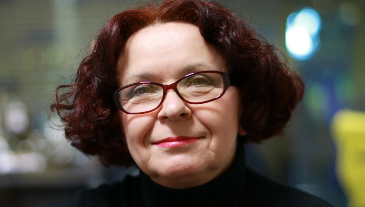 Pomówmy o tym, co się dzieje w mediach (publicznych - red.) - tam trwa praca nad tym, żeby je zmienić, żeby je przywrócić Polakom, żeby sprawić, żeby one były z powrotem publiczne, bo ten charakter straciły przez ostatnie 8 lat - mówiła gość Porannej rozmowy w RMF FM, była szefowa KRRiT, a obecnie członek Rady Mediów Narodowych, Elżbieta Kruk. "Ja się mogę zgodzić, że tam są i błędy, i potknięcia. Mówimy nawet nie o roczniaku - szczeniak ma to do siebie, że mu się czasem nawet łapy rozjadą" - tłumaczy posłanka PiS. Zaznacza też, że "nowy zarząd TVP funkcjonuje od stycznia tego roku".