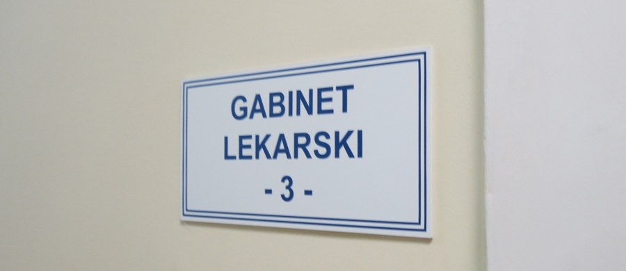 ​Bardzo powoli przebiega przestawianie się lekarzy z wystawiania tradycyjnych, papierowych zaświadczeń o niezdolności do pracy na elektroniczne. E-zwolnienia wystawia poniżej 3 proc. uprawnionych lekarzy - poinformowało Ministerstwo Rodziny Pracy i Polityki Społecznej.