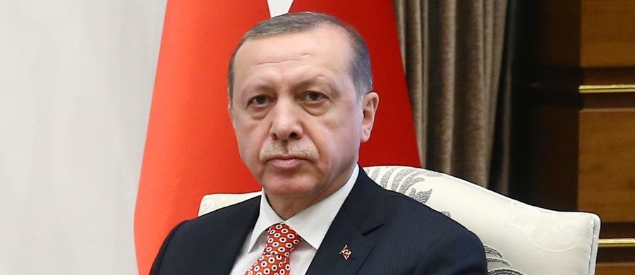​Prezydent Turcji Recep Tayyip Erdogan zapowiedział, że po kwietniowym referendum odbędzie się przegląd politycznych i administracyjnych związków jego kraju z Unią Europejską, w tym porozumienia w sprawie migrantów.