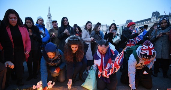​Kilkaset osób zebrało się wieczorem na nocnym czuwaniu na Trafalgar Square w centrum Londynu, by złożyć hołd ofiarom środowego zamachu w pobliżu brytyjskiego parlamentu, podczas którego zamachowiec zabił cztery osoby i ranił około 40.