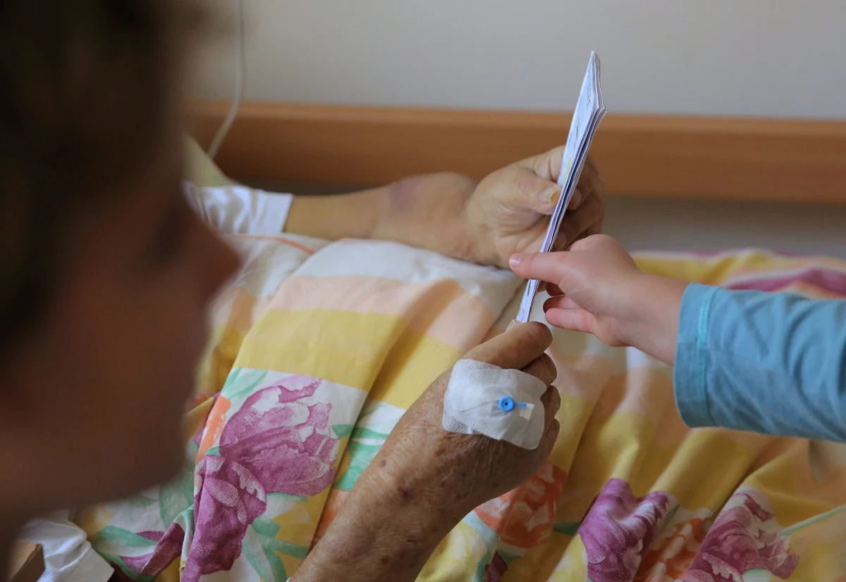 Rodzić można w naszym kraju bez ograniczeń. Na umieranie są limity. Na miejsce w hospicjum trzeba czekać w długiej kolejce. Jednocześnie są to placówki, które nieustannie balansują na granicy bankructwa. To nie są jedyne absurdy polskiej opieki paliatywnej - pisze "Dziennik Gazeta Prawna".