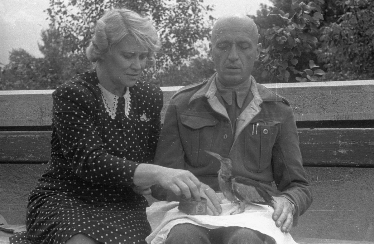 "Gdy sytuacja stawała się niebezpieczna, Niemcy wchodzili do domu, narastało ryzyko odkrycia, że Żabińscy ukrywają u siebie ludzi, pani Antonina zasiadała przy fortepianie i grała ulubioną melodię. Była to aria z operetki "Piękna Helena" Offenbacha. To oznaczało, że należy zniknąć - opuścić dom poprzez tunel, który znajdował się w piwnicy" - mówi w rozmowie z RMF FM Olga Zbonikowka-Żmuda z warszawskiego zoo, gdzie podczas II wojny światowej Jan i Antonina Żabińscy ukrywali Żydów. Ocalili setki ludzi. Dziś do kin wchodzi zainspirowany tą historią film "Azyl" w reż. Niki Caro. 