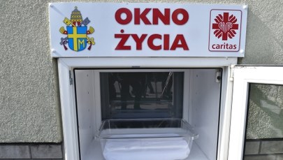 Wrocław: Noworodek zostawiony w oknie życia. Miał nieodciętą pępowinę