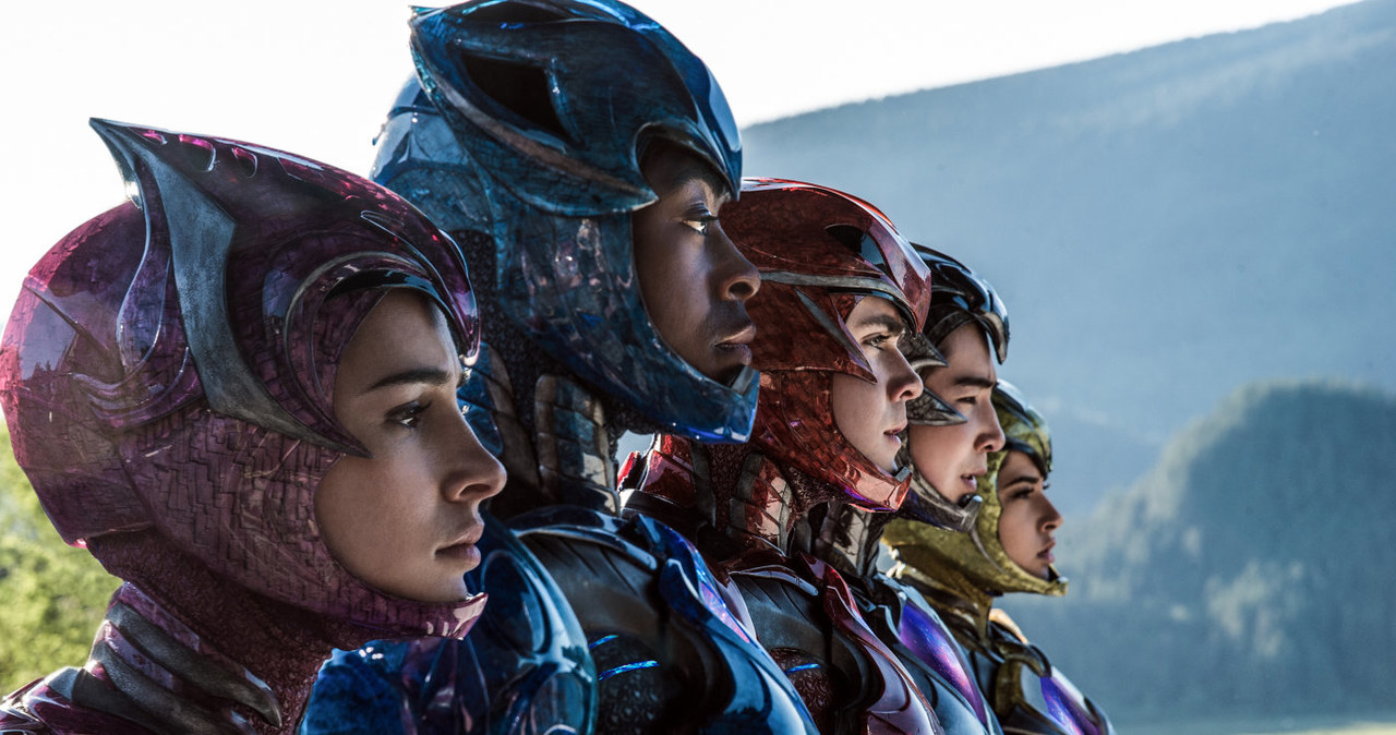 Jakkolwiek absurdalnie by to nie zabrzmiało, kinowy reboot "Power Rangers" jest filmem ambitnym i karkołomnym. Stanowi bowiem próbę dodania ciężaru konwencji, która wydaje się szczytem beztroski i infantylizmu. Inną kwestią pozostaje jednak to, że rezultat tych starań jest w najlepszym razie kuriozalny.