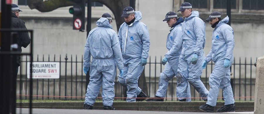 Sprawca środowego zamachu w Londynie został islamskim fanatykiem w więzieniu. Trafił tam w 2000 roku. To najnowsze doniesienia brytyjskich mediów na temat 52-letniego Chalida Masuda. W przeprowadzonym przez niego zamachu zginęły 4 osoby. 29 osób zostało rannych. Kilka z nich jest w stanie krytycznym.