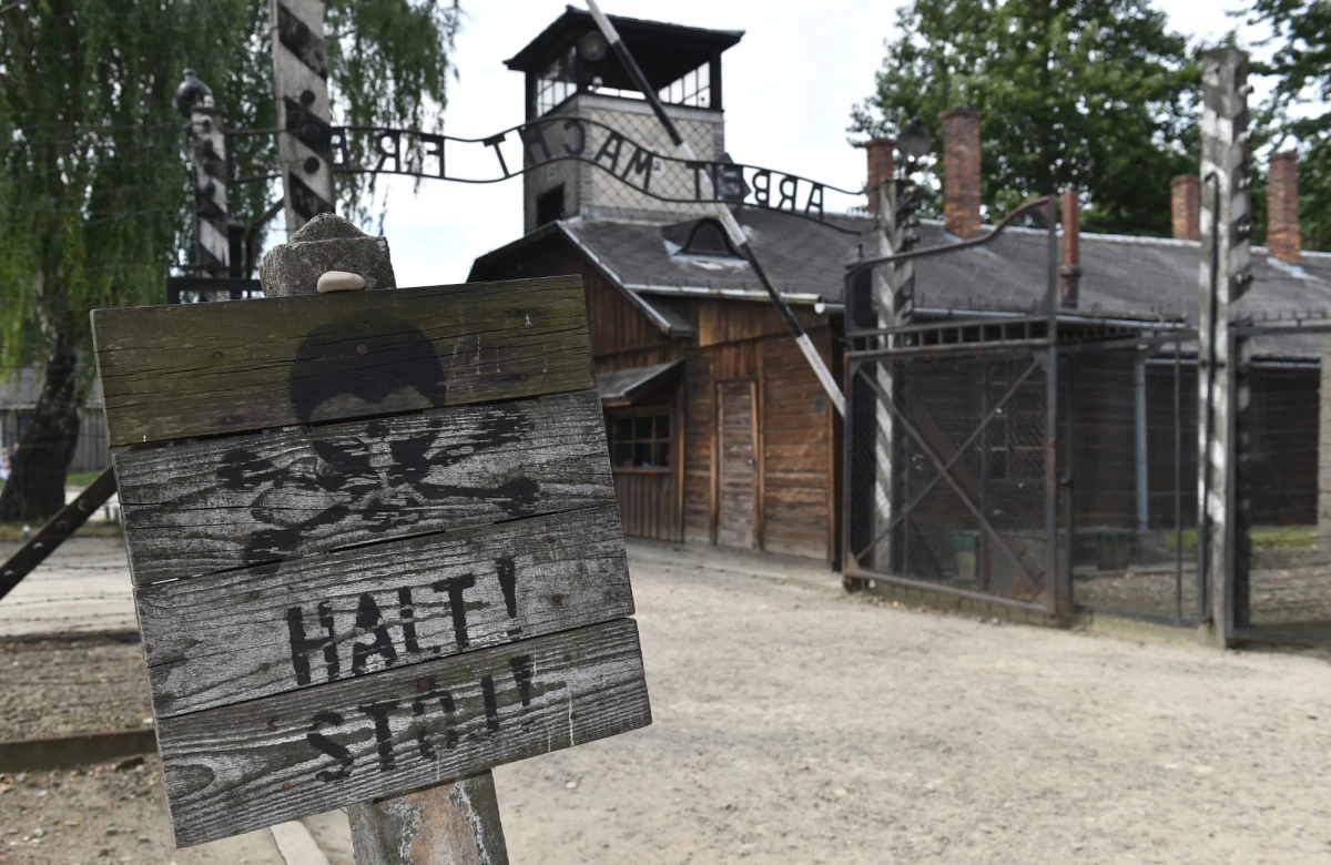 Skandal na terenie byłego obozu Auschwitz-Birkenau. Przed bramą z napisem "Arbeit Macht Frei" kilkunastoosobowa grupa ludzi rozebrała się do naga, a jej członkowie zabili owcę, skuli się ze sobą łańcuchem i odpalili racę.