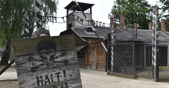 Skandal na terenie byłego obozu Auschwitz-Birkenau. Przed bramą z napisem "Arbeit Macht Frei" kilkunastoosobowa grupa ludzi rozebrała się do naga, a jej członkowie zabili owcę, skuli się ze sobą łańcuchem i odpalili racę.