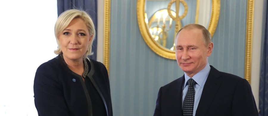 ​Marine Le Pen, szefowa skrajnie prawicowego Frontu Narodowego i kandydatka w wyborach prezydenckich we Francji zapowiedziała w Moskwie, że jeśli wygra wybory, będzie rozważać, co mogłaby zrobić w celu szybkiego zniesienia sankcji unijnych wobec Rosji. Le Pen poinformowała o tym w rozmowie z prasą po spotkaniu z prezydentem Rosji Władimirem Putinem.