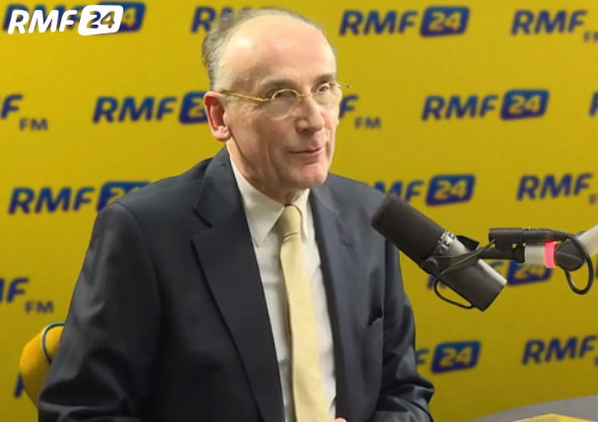 Przemówienie Trumpa to będzie zagadka - mówił w internetowej części Popołudniowej rozmowy w RMF FM doktor Janusz Sibora. "On jest nieobliczalny. On nie lubi takich tanich rzeczy. Będzie chciał przejść do historii i zamówił sobie u pisarzy takie przemówienie, z którego będziemy mogli te „leady” później tworzyć. Jego stać też na coś bardzo oryginalnego i tu może nas zaskoczyć" - tłumaczył. Sibora wspominał też historyczne zdarzenia u stóp Kapitolu. "Najdłuższe zaprzysiężenie trwało dwie godziny i to się źle skończyło dla prezydenta, dostał zapalenia płuc i zmarł po kilku tygodniach" - mówił. Marcin Zaborski pytał też o bale towarzyszące inauguracji nowego prezydenta. "Rekord ilości bali to 14. Kennedy zorganizował 5. Trump będzie miał trzy, ale na pewno duże. On nie lubi tandety" - ocenił badacz ceremoniału. 