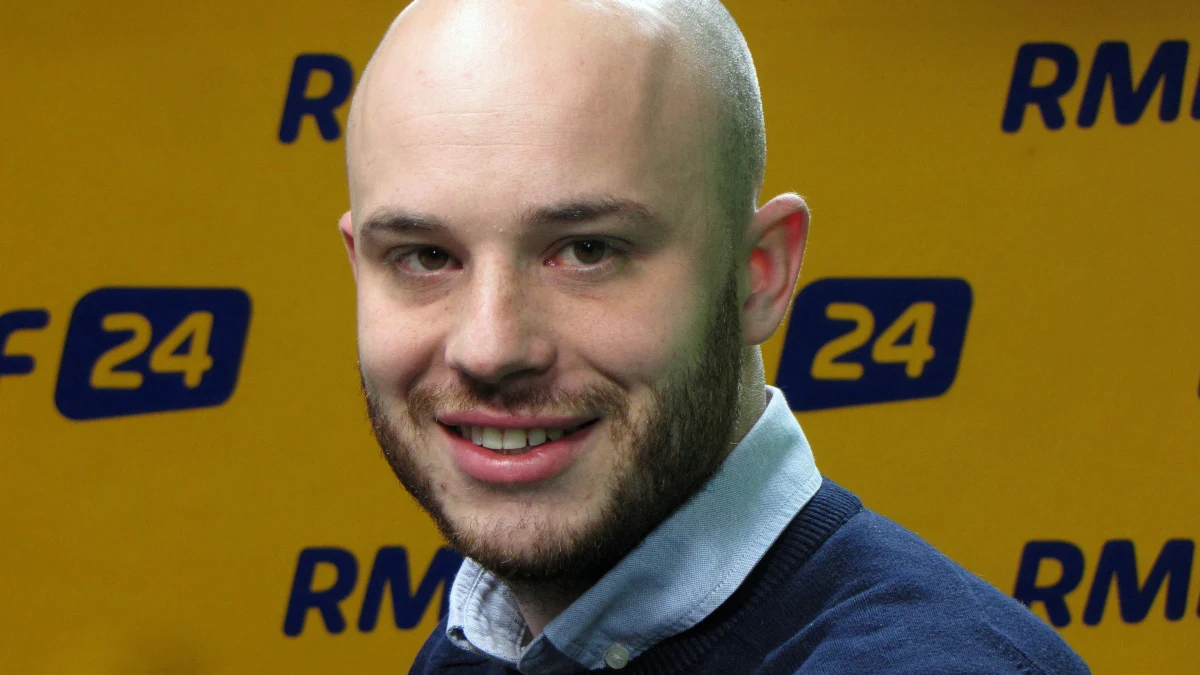 "W Warszawie od lat działa zorganizowana przestępczość, która przejmowała nieruchomości. To są straty dla budżetu miasta rzędu miliardów złotych. Ale to przede wszystkim są dramaty tysięcy rodzin, które zostały wyrzucone z kamienic" - mówi w Porannej rozmowie w RMF FM warszawski radny Jan Śpiewak i dodaje, że w stolicy działa "mafia w białych kołnierzykach". Aktywista i działacz stowarzyszenia "Miasto Jest Nasze" podkreśla, że prokuratura warszawska od lat była cichym wspólnikiem mafii reprywatyzacyjnej: "To urzędnicy Ratusza, notariusze, prawnicy, niektórzy sędziowie, ludzie pracujący w sądach wieczysto-księgowych..." - wylicza gość Roberta Mazurka. Odnosząc się do słów Hanny Gronkiewicz-Waltz, że jest „cynglem PiS-u” odpowiada: "Jeśli jestem cynglem, to cynglem wkurzonych warszawiaków". Kto mógłby zastąpić prezydent Warszawy na stanowisku? "Myślę, że ruchy miejskie wystawią wspólnego kandydata" - odpowiada Jan Śpiewak. Pytany o to, czy sam mógłby kandydować w wyborach prezydenckich w stolicy odpowiada: "Jestem młodym człowiekiem. Myślę, że przyjęło się, że w samorządach rządzą panowie z brzuchem i wąsami... Więc zobaczymy". 