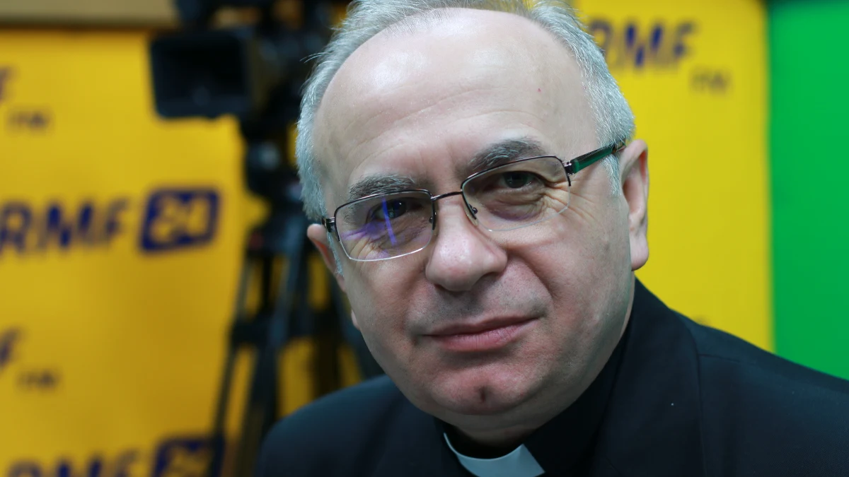 "Nie chodzi o zakaz, a o ograniczenie handlu w niedziele. Stacje benzynowe będą pracować, na plażach będą sprzedawane hot-dogi..." - mówił w Popołudniowej rozmowie w RMF FM ks. Józef Kloch, były rzecznik Konferencji Episkopatu Polski odnosząc się do oświadczenia KEP ws. handlu w niedziele. "W końcu trzeba porozmawiać - nie tylko siedzieć nad smartfonem i chodzić po sklepach" - dodał. "Powinna wrócić Europie na pewno dynamika. Ojcowie założyciele mieli nadzieję na to, że będą równe prawa i pokój. Te dwa dążenia bardzo mocno podkreślili. Wiadomo, że jest sporo migrantów i emigrantów w Europie, problemy z pracą, z gospodarką" - stwierdził gość Marcina Zaborskiego odnosząc się do spotkania papieża Franciszka z unijnymi przywódcami. Jak podkreślił, papież widzi, co dzieje się w Europie i reaguje.