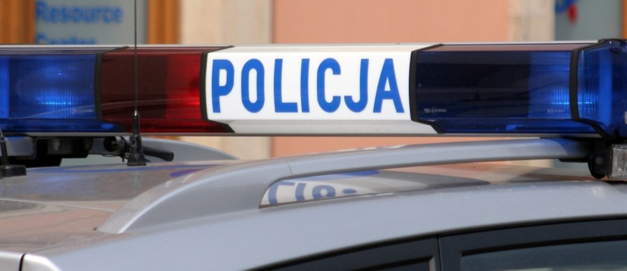 ​Wypadek w Łopuchowie w powiecie poznańskim. Kierujący samochodem osobowym nie zatrzymał się do kontroli i zaczął uciekać. Ruszyła za nim policja. W trakcie pościgu mężczyzna wjechał do rowu i uderzył w drzewo.
