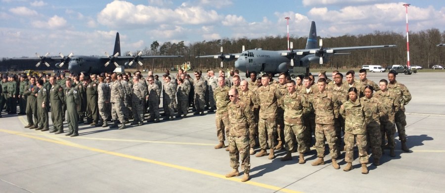 ​Dziewięćdziesięciu amerykańskich i siedemdziesięciu polskich żołnierzy szkoli się na wojskowym lotnisku w wielkopolskim Powidzu. Ćwiczenia Aviation Detachment 17-2 to m.in. loty w ugrupowaniu taktycznym, lądowanie na powierzchni nieutwardzonej, loty z wykorzystaniem gogli noktowizyjnych, na niskiej wysokości, czy wspólne z myśliwcami MIG-29.