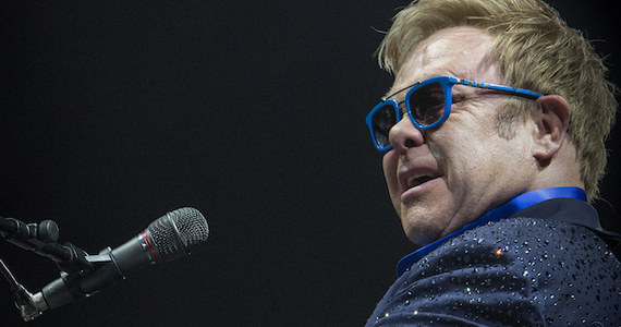 ​Elton John kończy w sobotę 70 lat! Tego dnia przypada również 50-lecie współpracy z autorem tekstów jego piosenek - Berniem Taupinem. Z tej okazji w Los Angeles odbędzie się uroczysta gala, którą poprowadzi Rob Lowe. Wystąpi na niej m.in. Lady Gaga.
