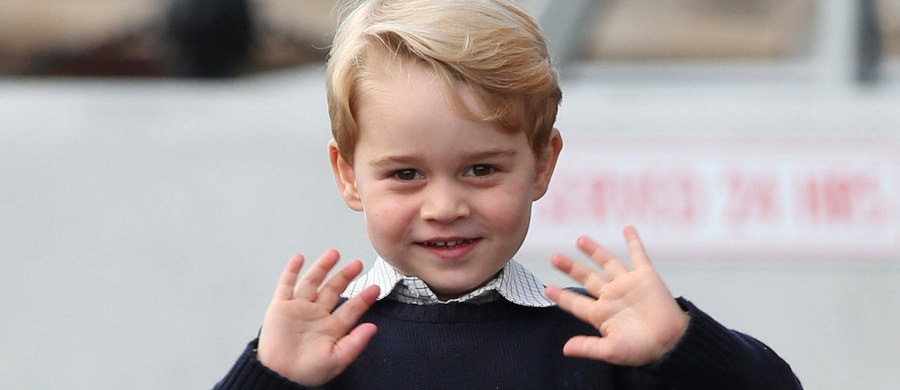 ​Księżna i książę Cambridge postanowili od września posłać do szkoły swego synka, księcia George'a, który w lipcu skończy cztery lata. Wybrali prywatną placówkę Thomas's Battersea położoną dogodnie kilka mil od ich londyńskiej rezydencji, Pałacu Kensington.