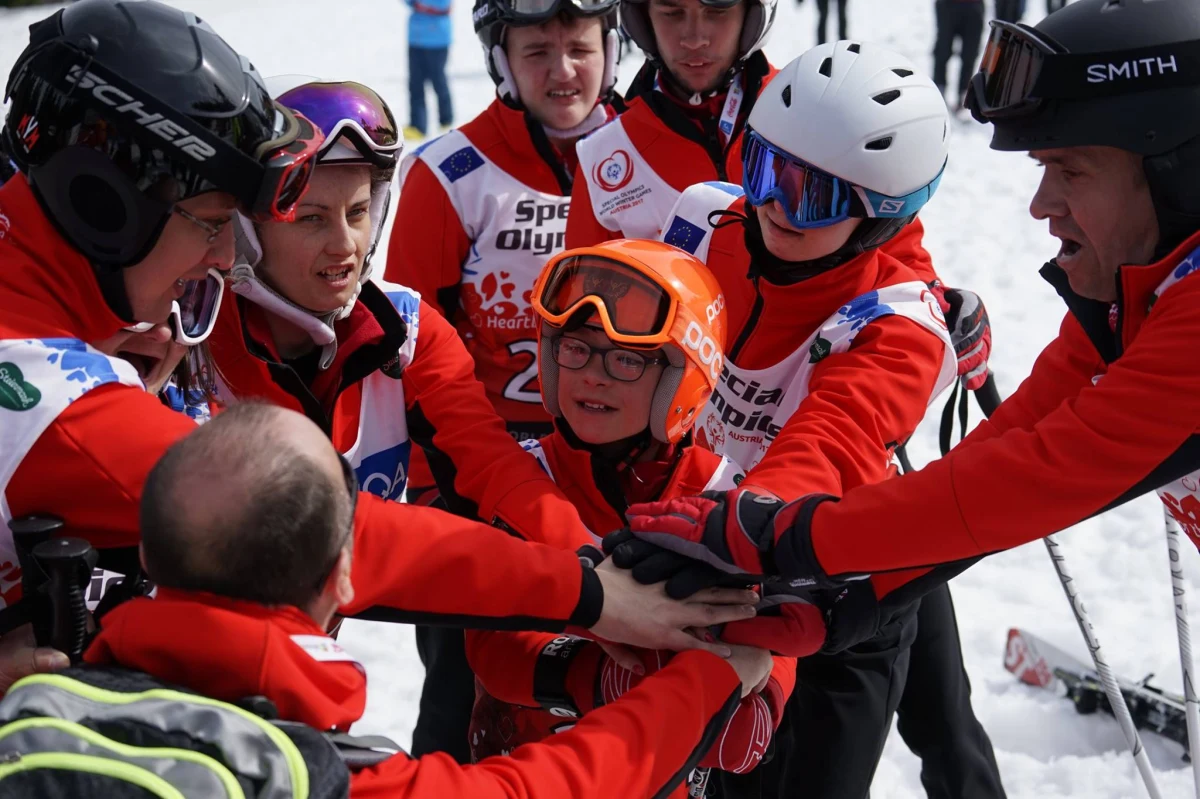 ​Antek Wiercioch, zaledwie 12-letni reprezentant naszego kraju, dokonał czegoś niesamowitego. Zdobył dwa srebrne medale w gigancie i slalomie rywalizując z zawodnikami w wieku 20 lat. Antoś, który pochodzi z Zakopanego jest najmłodszym członkiem polskiej reprezentacji na Światowe Igrzyska Olimpiad Specjalnych, które odbywają się w austriackim Schladming. Jest także jednym z trzech najmłodszych uczestników igrzysk.