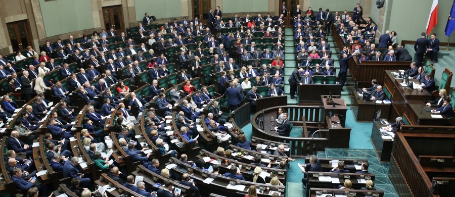 ​Wniosek PO o konstruktywne wotum nieufności wobec rządu Beaty Szydło zostanie poddany pod głosowanie albo podczas posiedzenia Sejmu 5-7 kwietnia, albo 19-21 kwietnia - poinformował w piątek dyrektor Biura Prasowego Kancelarii Sejmu Andrzej Grzegrzółka.