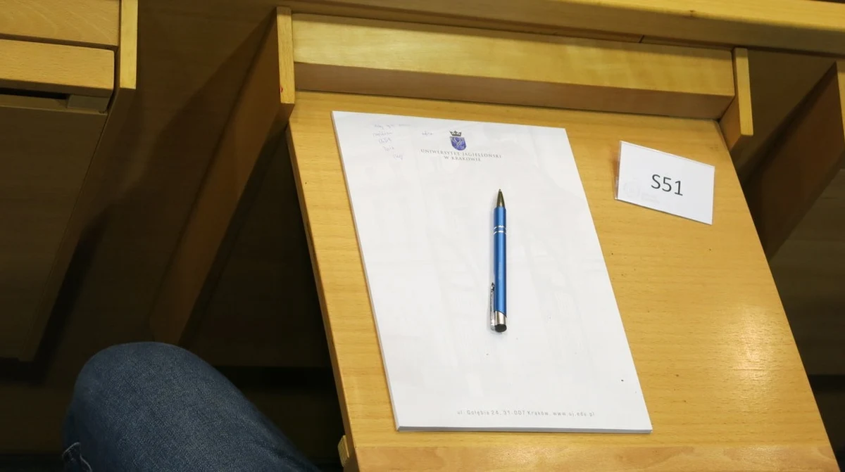 "Ekscytrzystka", "ciemierzyca", "hulajnóg"... To tylko kilka przykładów trudnych wyrazów, z którymi przyszło się zmierzyć uczestnikom III Dyktanda Krakowskiego. Zobaczcie cały tekst naszpikowany ortograficznymi pułapkami!