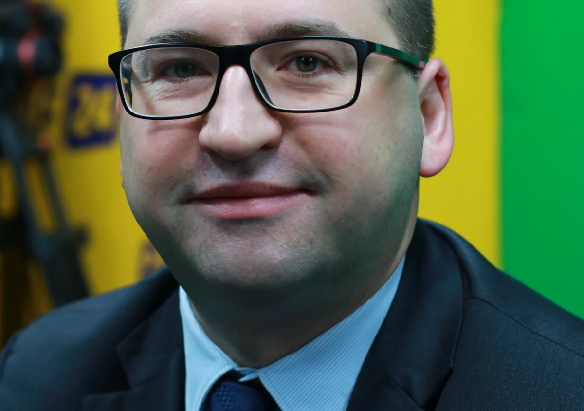 "To była dobra wizyta, chociaż w trudnym dla Brytyjczyków czasie. Ale mieliśmy bardzo ciekawy program, z licznymi spotkaniami z przedstawicielami Polonii, ale też świata brytyjskiej polityki" - mówił o wizycie Jarosława Kaczyńskiego w Londynie Gość Krzysztofa Ziemca w RMF FM, wicemarszałek Senatu i osoba odpowiedzialna w PiS za kontakty międzynarodowe Adam Bielan. Czemu z premier Wielkiej Brytanii spotkał się prezes PiS, a nie Beata Szydło albo szef MSZ? "Absurdalne pytanie. Przypomnę, że liderzy opozycji spotykają się z premierami innych krajów (...) W dzisiejszych czasach w relacjach między krajami, które mają przyjazne stosunki, buduje się jak najwięcej mostów" - odpowiedział polityk. Podkreślał, że w interesie Polski i całej Unii Europejskiej jest, by Wielka Brytania pozostała jak najbliżej UE. "Bardzo nam zależy, żeby negocjacje (ws. Brexitu) nie przybrały formy, o której często mówi się w kuluarach w Brukseli: ukarania Wielkiej Brytanii za to, że zdecydowała się na wyjście z Unii Europejskiej" - podkreślał Gość Krzysztofa Ziemca.