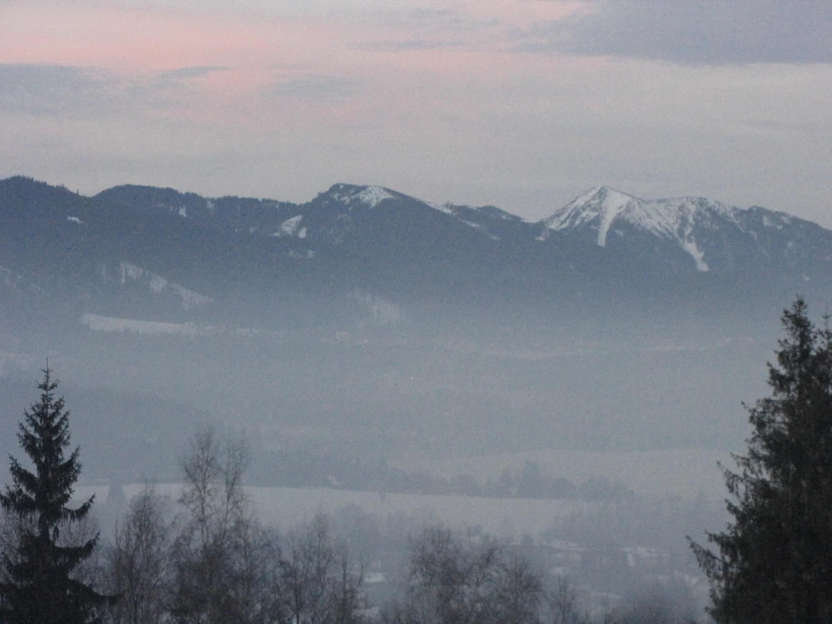 W rejonie Niskiej Przełęczy w Tatrach Zachodnich zeszła w sobotę lawina śnieżna w kierunku Doliny Jarząbczej. Początkowo były przypuszczenia, że pod śniegiem znajduje się człowiek, jednak ratownicy po sprawdzeniu lawiniska nikogo nie odnaleźli - poinformował TOPR.