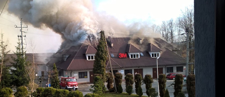 15 zastępów strażaków walczyło z pożarem zakładu produkcyjnego w Skomielnej Białej w Małopolsce. Informacje o zdarzeniu dostaliśmy na Gorącą Linię RMF FM.