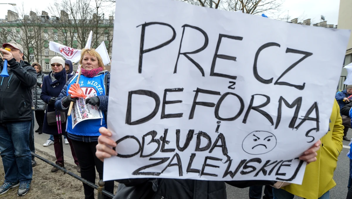 ​"Zatrzymajmy deformę edukacji" - pod tym hasłem w alei Szucha, przed Ministerstwem Edukacji Narodowej w Warszawie rozpoczęła się pikieta rodziców i nauczycieli. Demonstracji sprzeciwiają się przede wszystko likwidacji gimnazjów.