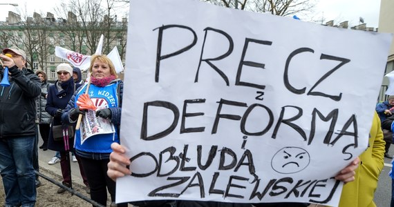 ​"Zatrzymajmy deformę edukacji" - pod tym hasłem w alei Szucha, przed Ministerstwem Edukacji Narodowej w Warszawie rozpoczęła się pikieta rodziców i nauczycieli. Demonstracji sprzeciwiają się przede wszystko likwidacji gimnazjów.