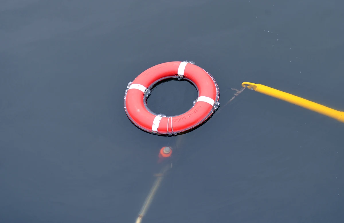 Akcję ratunkową przeprowadzono na Bałtyku. Śmigłowiec Brygady Lotnictwa Marynarki Wojennej podjął rozbitka, który wypadł za burtę jachtu na północ od Łeby. 