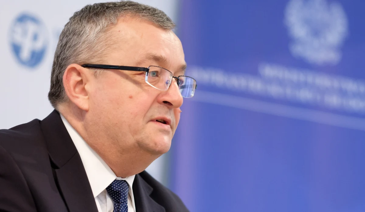 Minister infrastruktury nie poinformował Rady Nadzorczej PKP o nieprawidłowościach związanych z  kontraktem na ochronę dworców podczas Światowych Dni Młodzieży. Jak ustalił reporter RMF FM, minister Andrzej Adamczyk nie wykorzystał Rady Nadzorczej, by skontrolować zarząd i zablokować wypłatę pieniędzy. Chodzi o prawie dwa miliony, które firma  Sensus Group dostała bez przetargu. W związku z zawarciem tej umowy członkowie zarządu PKP usłyszeli zarzuty prokuratorskie. 