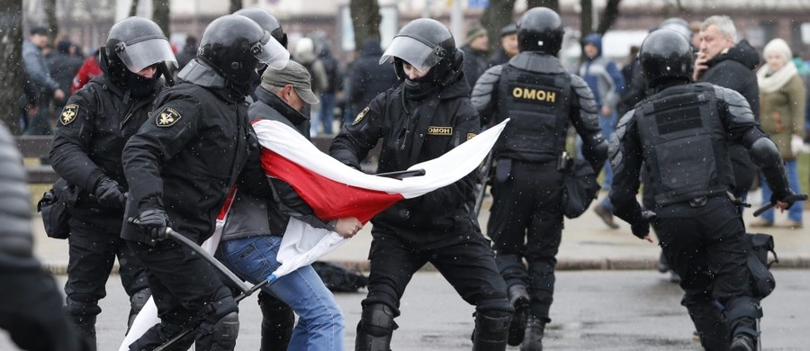 ​Działania milicji podczas sobotniego protestu w Mińsku były “adekwatne", protest nie miał pokojowego charakteru i był nielegalny, a wobec narastającego zagrożenia terrorystycznego w Europie władze muszą być czujne - oświadczył przedstawiciel białoruskiego MSZ.
