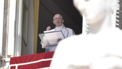 Papież: Kiedy obmawia się innych, nie idzie się w światłości, ale w mrokach
