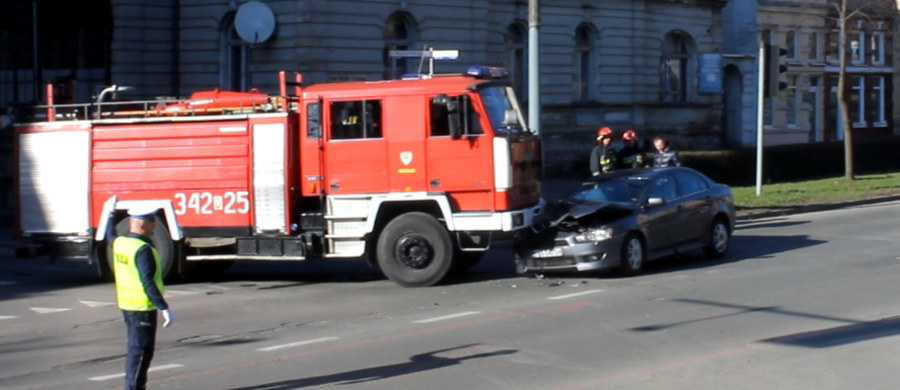 Na ulicy Wojska Polskiego w Jeleniej Górze zderzyły się samochód osobowy i wóz strażacki. Informację o tym zdarzeniu dostaliśmy na Gorącą Linię RMF FM. 