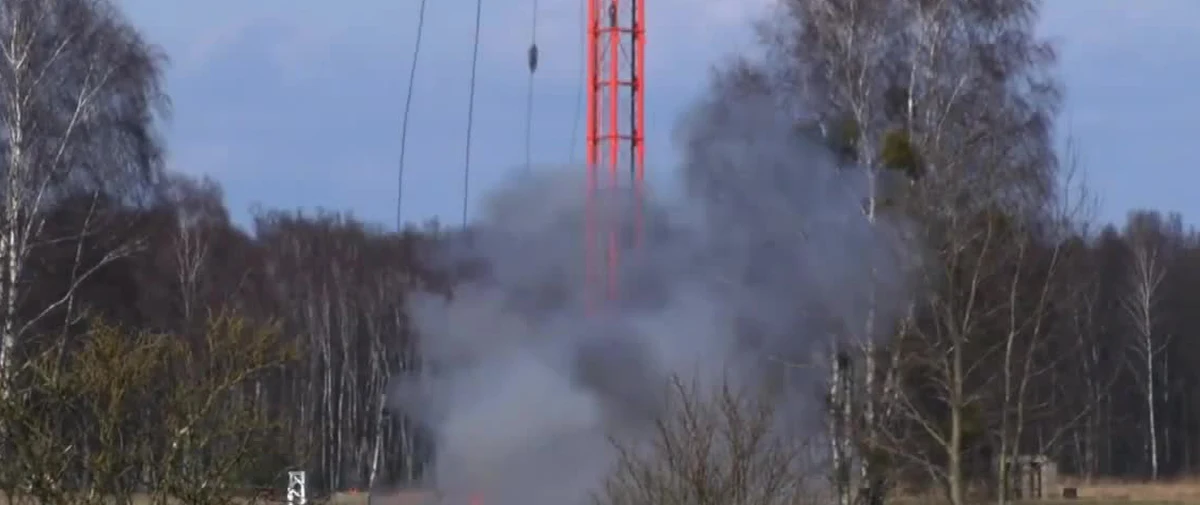 360-metrowy, liczący 80 lat maszt radiowy został wysadzony w powietrze w niemieckim Oranienburgu. Konstrukcja emitowała sygnał na falach długich.