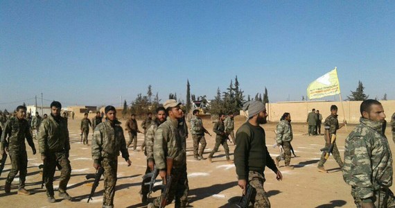 ​Wspierane przez USA Syryjskie Siły Demokratyczne (SDF) wyparły dżihadystów z ważnego strategicznie lotniska wojskowego Al-Tabaka w północnej Syrii - poinformował rzecznik SDF.
