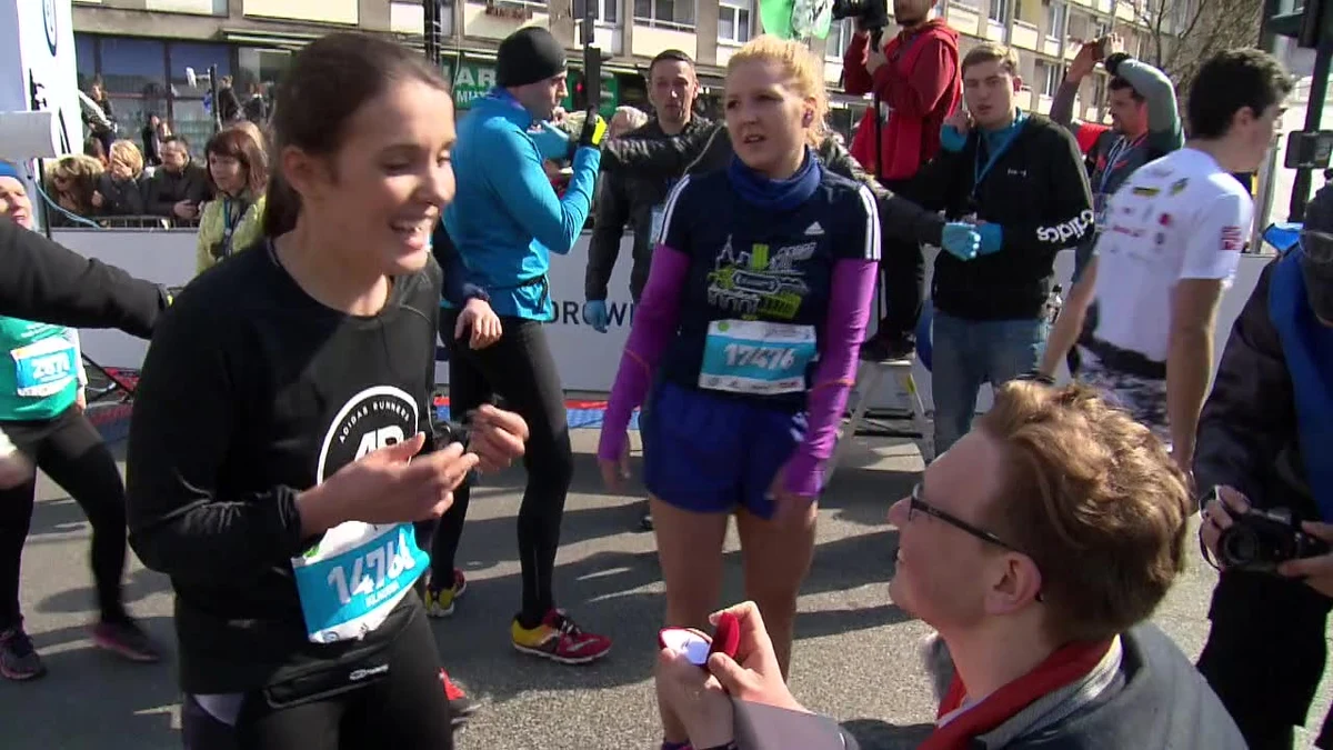 Niecodzienne wydarzenie na mecie wczorajszego Półmaratonu Warszawskiego. Jedna z uczestniczek biegu, Klaudia Żebrowska, została poproszona przez swojego chłopaka o rękę. 