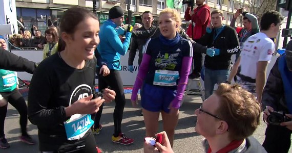 Niecodzienne wydarzenie na mecie wczorajszego Półmaratonu Warszawskiego. Jedna z uczestniczek biegu, Klaudia Żebrowska, została poproszona przez swojego chłopaka o rękę. 