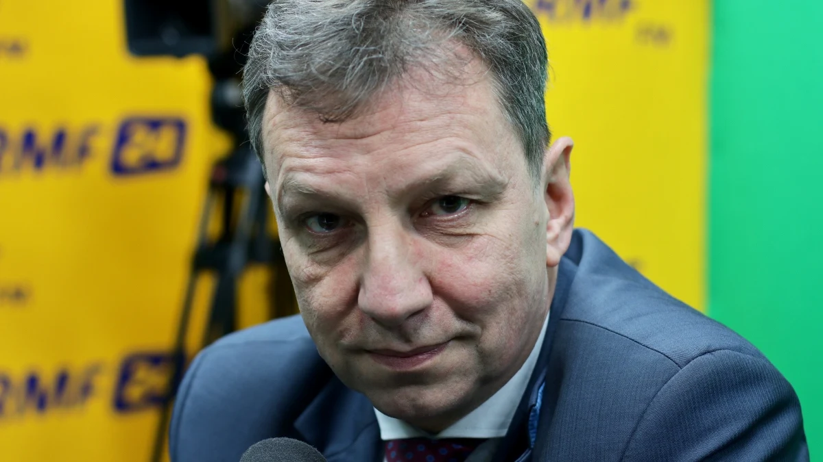 „To zaskakująco wysoko frekwencja. Nie przypominam sobie, żeby w referendach w Polsce była tak wysoka frekwencja” - mówił w Porannej rozmowie w RMF FM poseł Andrzej Halicki, szef mazowieckiej Platformy Obywatelskiej, odnosząc się tym samym do wyników referendum w Legionowie, podczas którego niemal 95 proc. głosujących opowiedziało się przeciwko włączeniu gminy Legionowo do metropolii warszawskiej. Jak podała komisja referendalna, frekwencja wyniosła 46,72 proc. „To jest frekwencja bliska, może nawet wyższa, niż niejednokrotnie w wyborach samorządowych” - dodał gość Marcina Zaborskiego. „To miażdżący wynik dla PiS-u. Nie wiem, czy Jacek Sasin zostanie dziś powitany kwiatami w Sejmie” - ocenił Halicki. Pytany przez Marcina Zaborskiego o udział w sobotnim marszu dla UE, odparł: „Byłem w Warszawie na tym marszu, który zaczynał się na Placu Na Rozdrożu, ale przede wszystkim właśnie dlatego, że bici są ci, którzy żądają demokracji na Białorusi - dołączyłem do nich, i z nimi byłem tego dnia” - powiedział Andrzej Halicki. W rozmowie poruszono także temat Prezydenta RP jako Zwierzchnika Sił Zbrojnych. „Prezydent, który nie zauważa problemu, który związany jest już nie tylko z dezorganizacją armii, ale z takim bardzo konsekwentnym rozmontowywaniem naszego bezpieczeństwa, nie tylko sprzeniewierza się konstytucji, ale przestaje być w ogóle potrzebny” -  stwierdził Halicki. „Po co nam Zwierzchnik Sił Zbrojnych, który nie dba o nasze bezpieczeństwo” - zastanawiał się poseł.