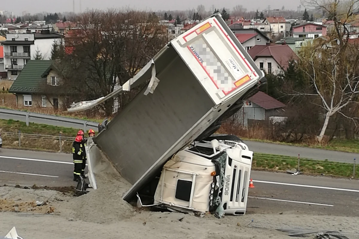​Nietypowe zdarzenie drogowe na drodze krajowej numer 94. W pobliżu Tarnowa wywrócił się samochód ciężarowy, który stanął niemal w pionowej pozycji. Na jezdnię z ciężarówki wysypał się przewożony przez nią piasek.