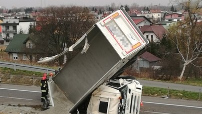 Tarnów: Ciężarówka stanęła niemal pionowo, nikt nie ucierpiał