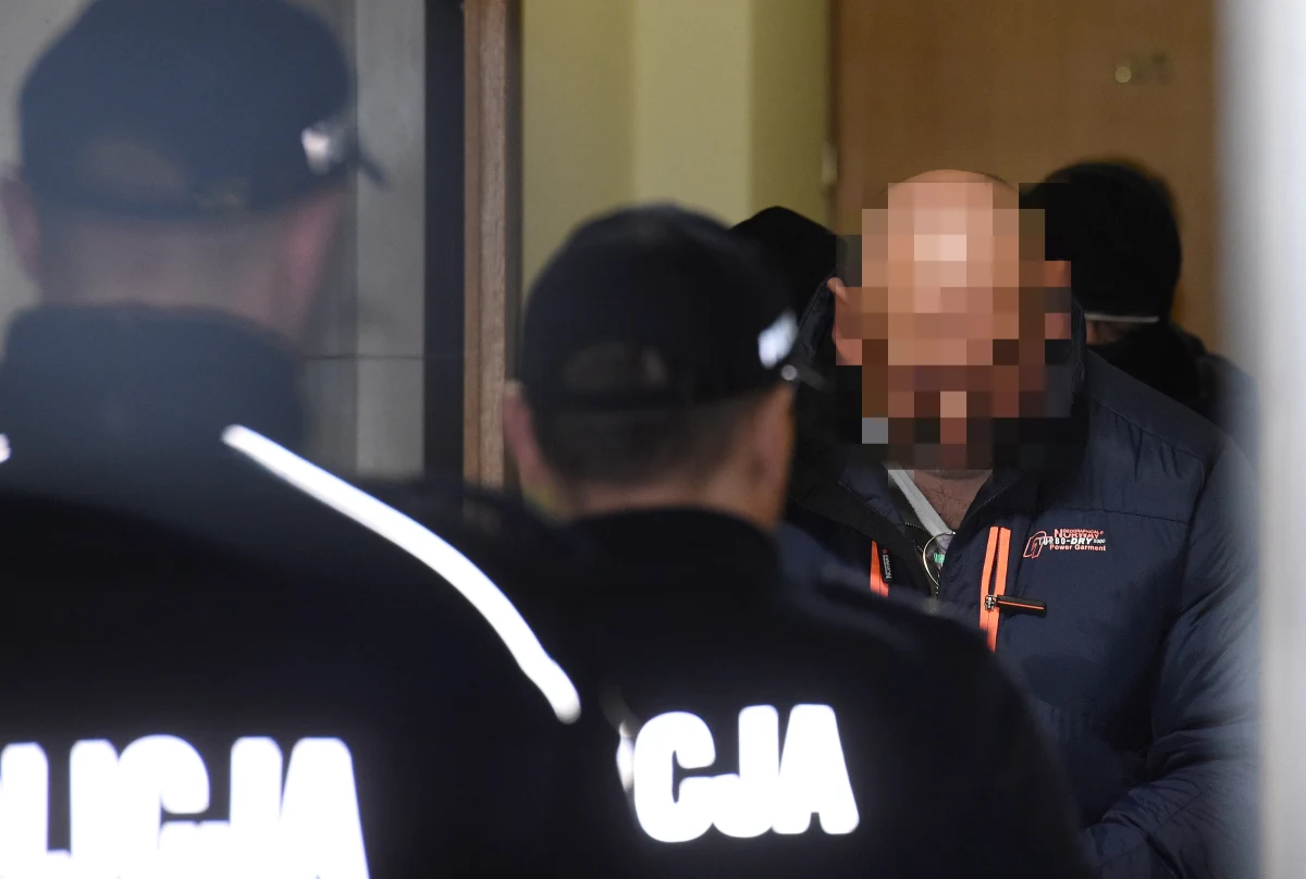 ​O kolejne trzy miesiące warszawski sąd przedłużył areszt Arkadiuszowi Ł. ps. "Hoss", który według śledczych jest liderem jednej z największych i najprężniej działających grup zajmujących się wyłudzaniem pieniędzy tzw. metodą na wnuczka. Ł. przebywa obecnie w areszcie na warszawskiej Białołęce. W poniedziałek został doprowadzony do Sądu Rejonowego dla Warszawy-Mokotów.