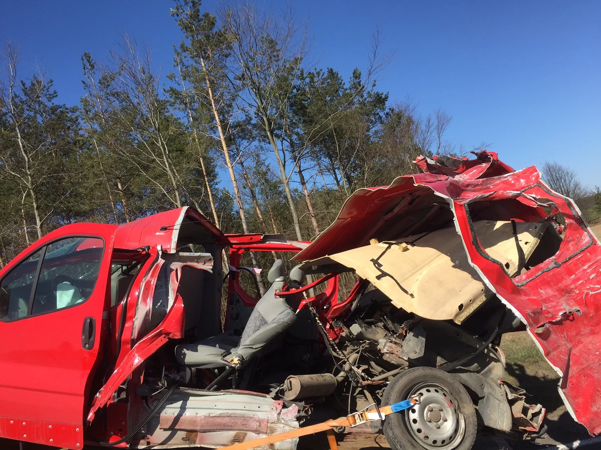 Pięć osób zginęło, a cztery zostały ranne w zderzeniu busa z ciężarówką w miejscowości Pawłowo w powiecie mławskim na Mazowszu, na drodze łączącej Mławę z Przasnyszem. 