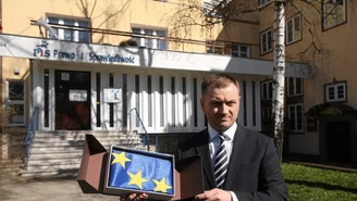 ​Szczecin: Poseł Nitras przekazał flagę UE do biura Prawa i Sprawiedliwości