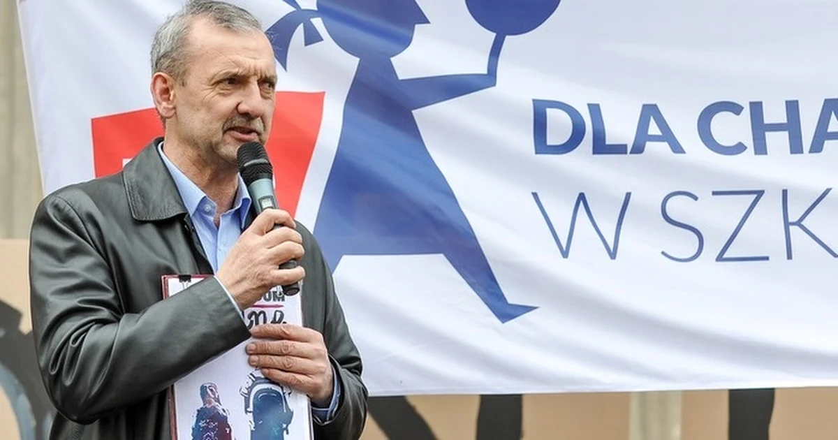 "Związek został zmuszony do zorganizowania tak dramatycznego wydarzenia, jakim jest strajk" – oświadczył prezes Związku Nauczycielstwa Polskiego Sławomir Broniarz podczas konferencji prasowej zorganizowanej w Warszawie wspólnie z partią Razem. Wyjaśnił, że piątkowy strajk będzie prowadzony w przedszkolach, szkołach podstawowych, gimnazjach oraz szkołach ponadgimnazjalnych. Ocenił, że udział w nim weźmie kilkanaście tys. placówek. "Wszystkim, którzy wezmą udział w tym wydarzeniu - bardzo dramatycznym, bardzo spektakularnym, ale niestety koniecznym - chcę serdecznie podziękować i zachęcić ich do wytrwania i do tego, (...) aby nie dali się zastraszyć bezprzykładnej nagonce ze strony kuratorów oświaty i - o zgrozo! - także przedstawicieli „Solidarności”, związku o ogromnych tradycjach i dorobku, który sprzeniewierzył się idei braci związkowej" – dodał.