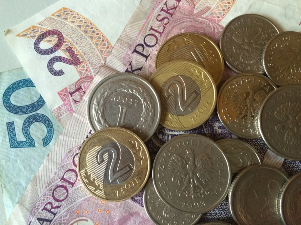 Agencja ratingowa Moody's podwyższyła szacunek PKB Polski na 2017 r. do 3,2 proc. rok do roku z 2,9 proc. rdr prognozowanych w styczniu. "To efekt polityki rządu PiS oraz synergii pomiędzy przedsiębiorcami, a tym co robi rząd" - skomentował rzecznik rządu Rafał Bochenek. Tymczasem wicepremier Mateusz Morawiecki stwierdził, że "ocena perspektyw polskiej gospodarki ze strony Moody's jest zbyt ostrożna". "Wzrost będzie jeszcze wyższy" - dodał.