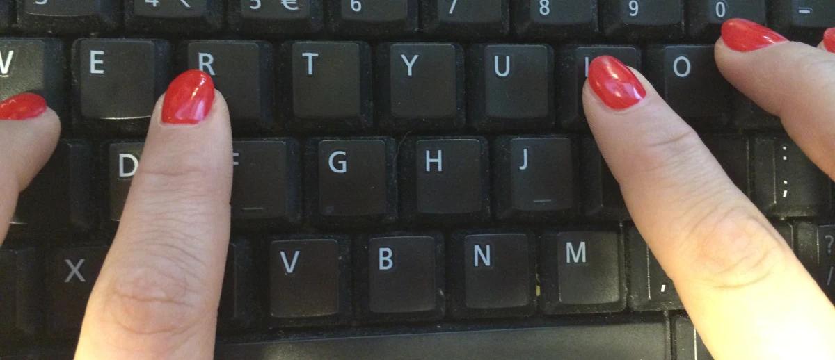 "Co na oparzenia dla dziecka?" - zapytała na forum młoda matka z okolic Łomży. Do postu dołączyła zdjęcie poparzonej nóżki. I ruszyła lawina - ale nie porad, a zdecydowanych sugestii, by natychmiast zabrała półtorarocznego malucha na pogotowie. Na tym nie koniec. Internautki namierzyły kobietę i zawiadomiły policję. 
