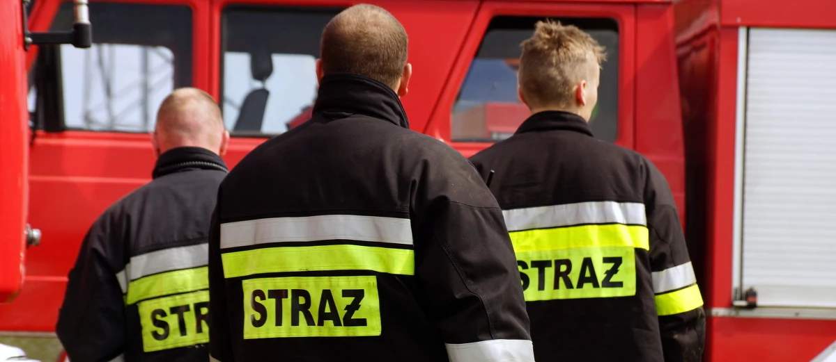 Pożar w Słupcy w Wielkopolsce mógł skończyć się tragicznie, gdyby nie bohaterski strażak. Ogień w budynku pojawił się rano. Na miejsca natychmiast przyjechały służby. Akcja nie polegała jedynie na opanowaniu płomieni. Na balkonie na czwarty piętrze utknęła 77-letnia kobieta. Jeden z ratowników ruszył jej na pomoc - podał jej tlen i sprowadził po drabinie na ziemię. 77-latka trafiła do szpitala.